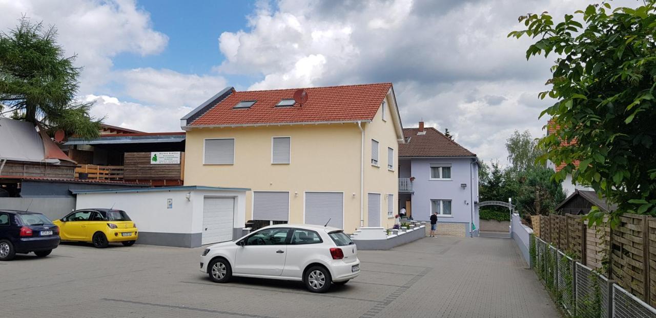 Schnitzelhaus Und Pension Stadt Rosbach Rosbach vor der Höhe Exteriör bild